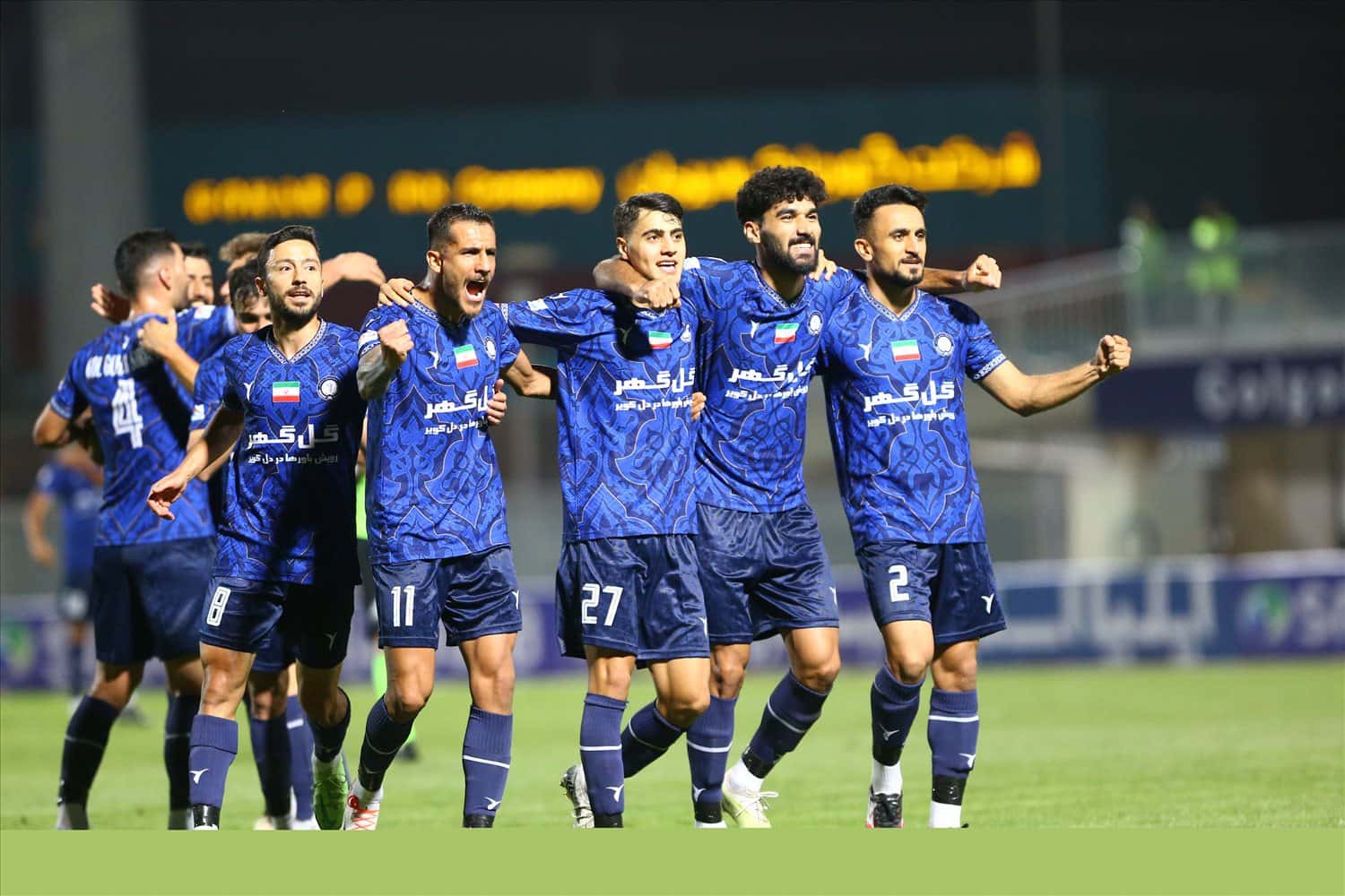 بازیکنان تیم گلگهر درحال شادی گل