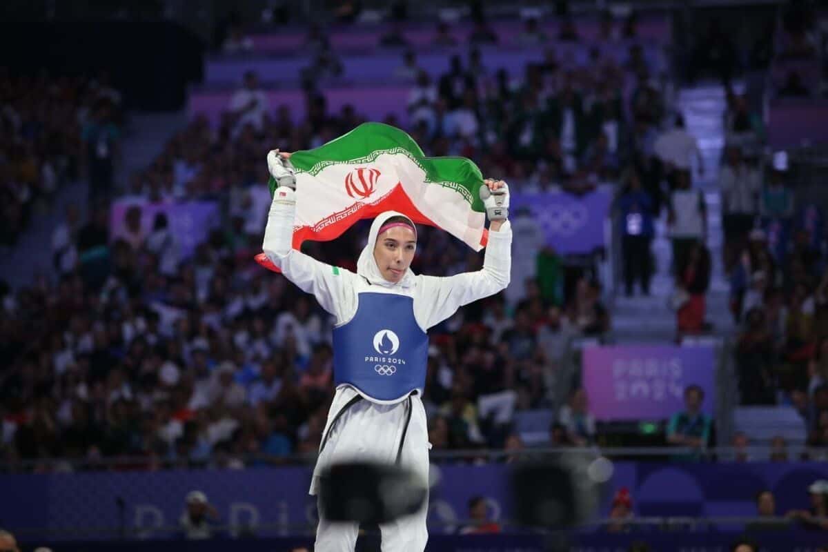 دور افتخار مبینا نعمتزاده با پرچم ایران
