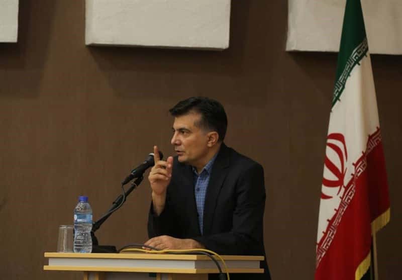 دبیر کارگروه ستاد استانداردسازی ورزشگاههای لیگ برتر درحال سخنرانی