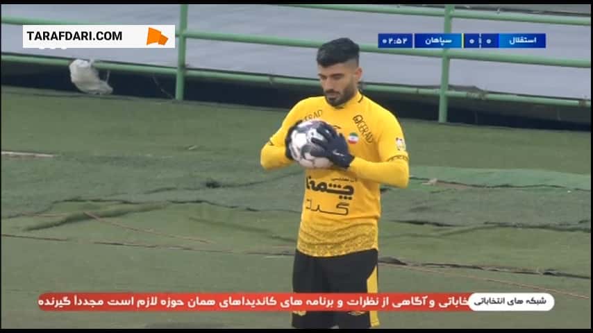 برخورد توپ به دست آرمین سهرابیان که داور اعتقادی به پنالتی نداشت (استقلال 0-0 سپاهان)