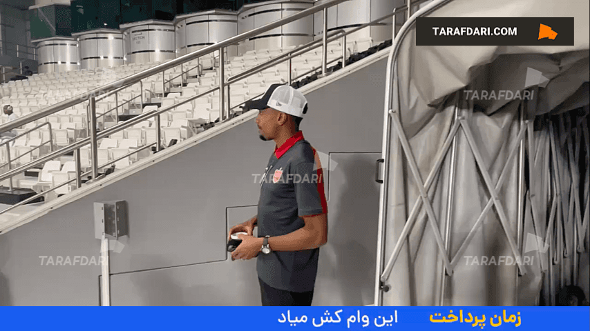 نگاه حسرت آمیز ایوب العملود به زمین مسابقه السد - پرسپولیس