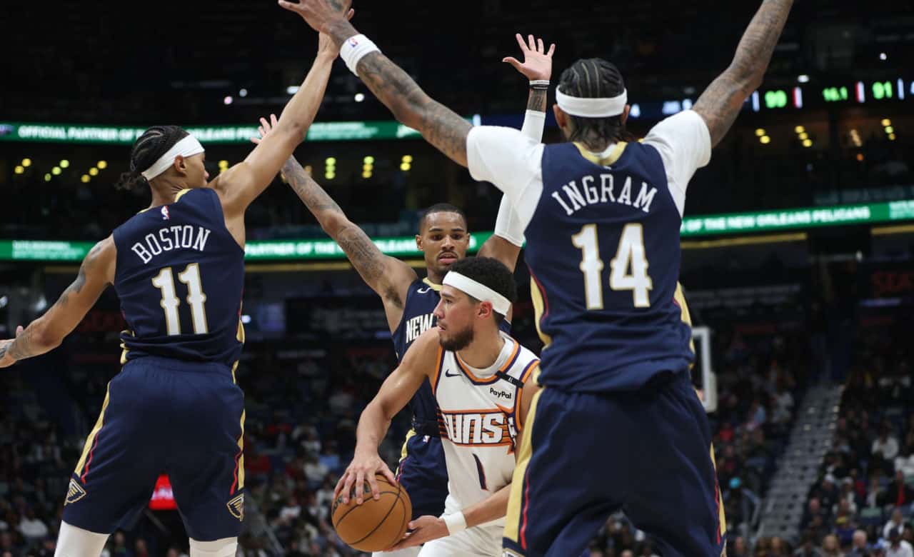 پیروزی نیواورلینز پلیکانز مقابل فینیکس سانز - دوین بوکر محاصره بازیکنان پلیکانز