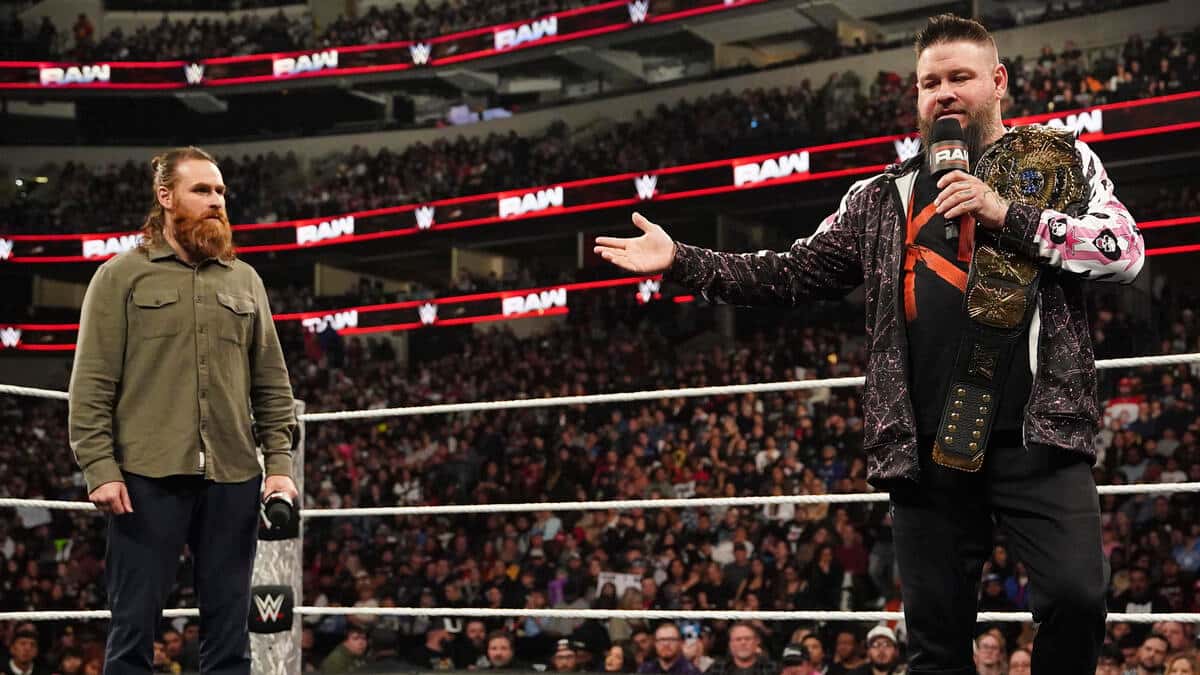 سمی زین و کوین اونز، ستارگان کشتی کج WWE در شوی ماندی نایت راو