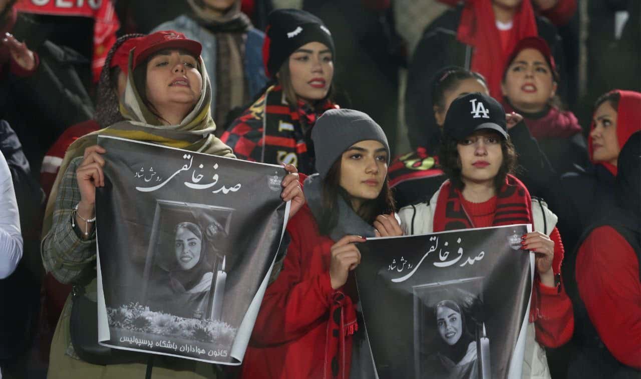 عکس از هواداران پرسپولیس با بنر یادبود صدف خالقی