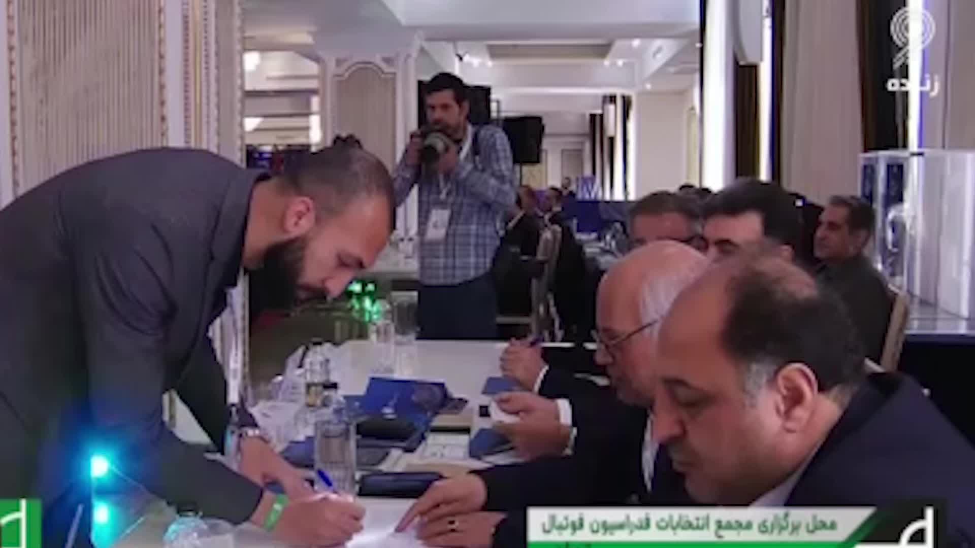 ? روزبه چشمی الهه ناله و اتهام از فصل گذشته صدها اتهام علیه فوتبال ایران و داوری ها داشته چرا هیچ وقت خبری از احضار و محرومیت نیست؟ واقعا برام سواله؟