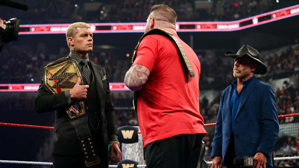 کودی رودز و کوین اونز به همراه شان مایکلز، ستارگان کشتی کج و WWE