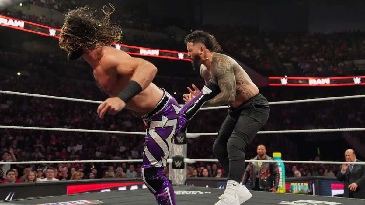 بران بریکر ستاره کشتی کج و WWE بازی ست رولینز و جی اوسو را تماشا میکند.