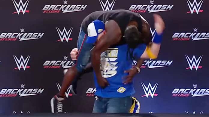 جان سینا و آرتروث؛ ستارگان کشتی کج و WWE در کنفرانس خبری بکلش 2025