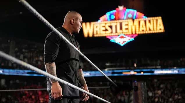 ستاره کشتی کج و WWE در کنار لوگوی رسلمنیا