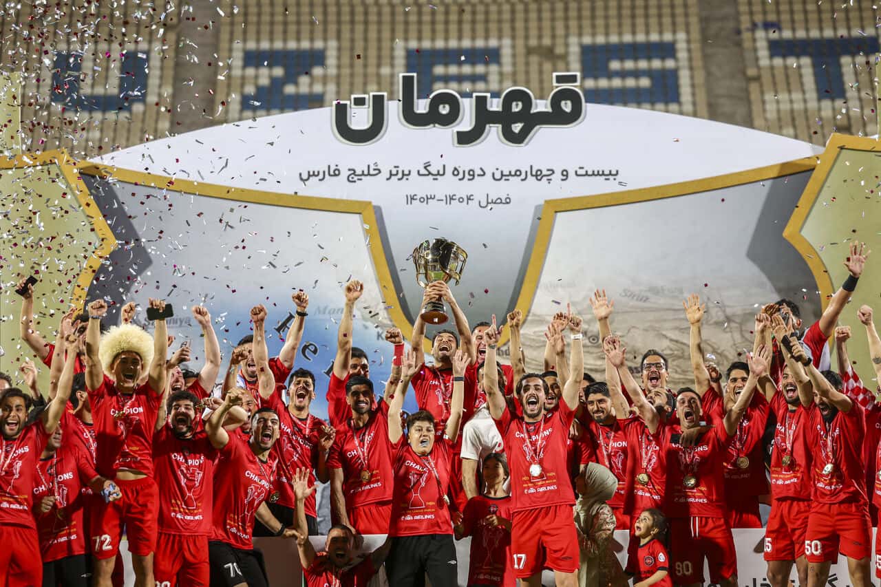 عکس از جام قهرمانی لیگ برتر روی دستان تراکتور