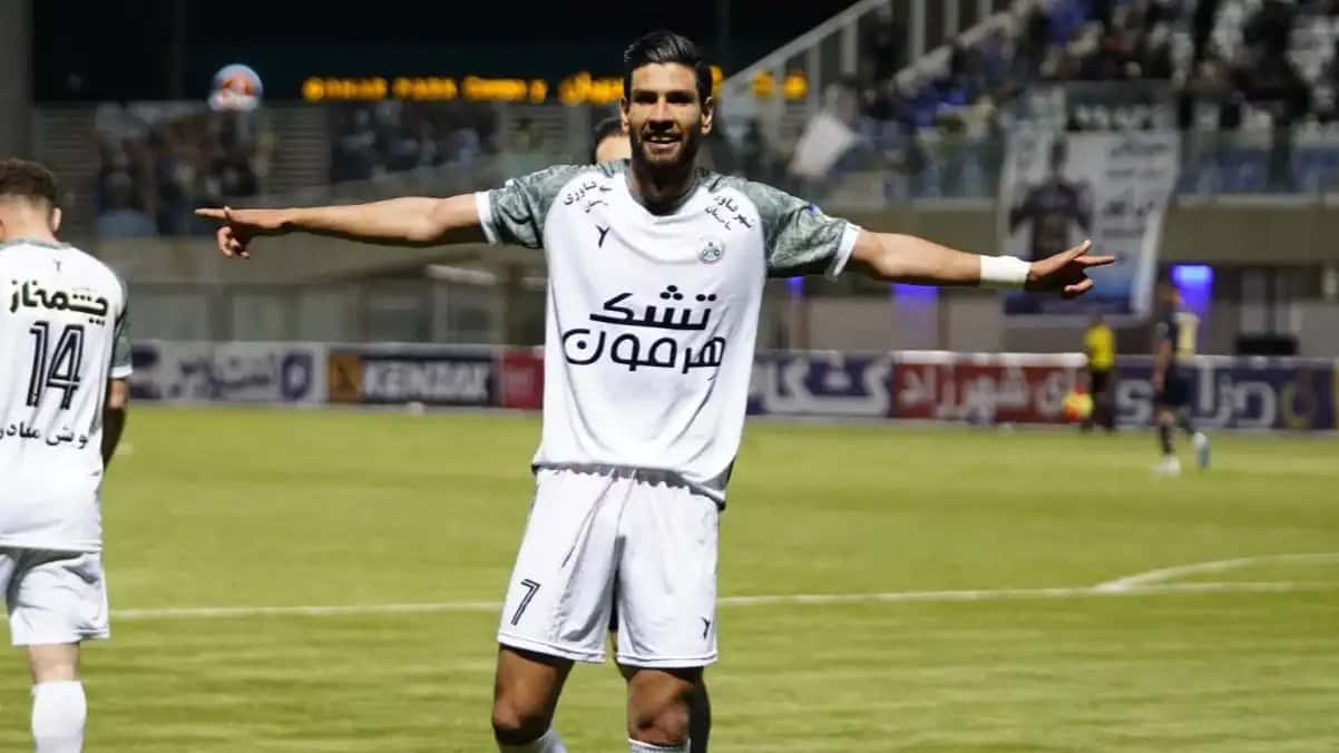 عکس از مجید علیاری مهاجم ذوب آهن پس از گل به گل گهر
