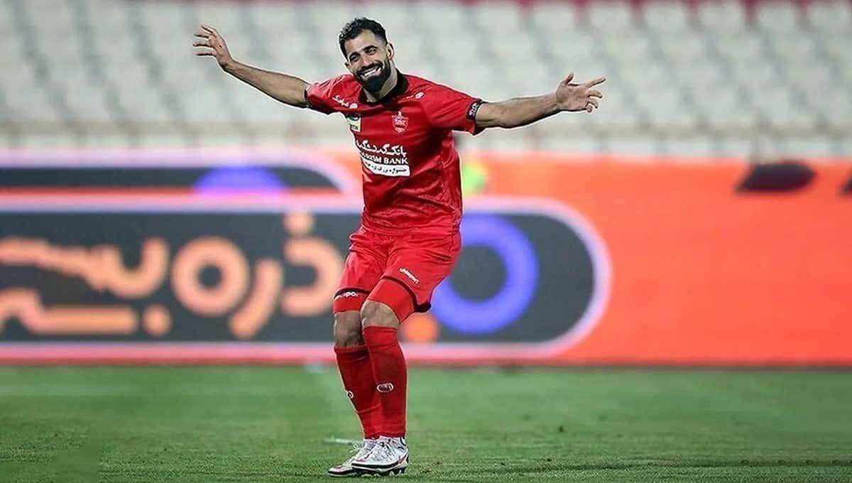 چهار نشان دادن کنعانیزادگان به هواداران استقلال از داخل اتوبوس پرسپولیس