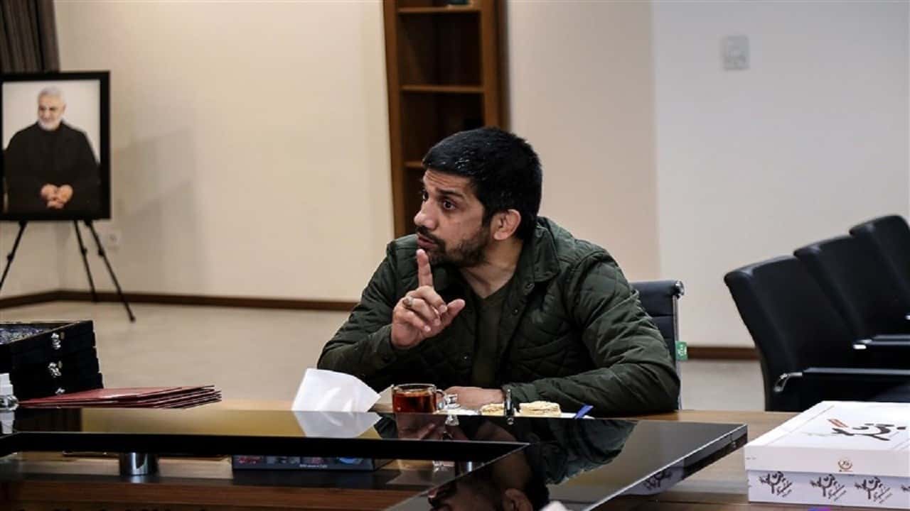 دلایل علیرضا دبیر برای نماز خواندن حین جلسه با وزیر ورزش: به جای بازی با موبایل، نماز خواندم!