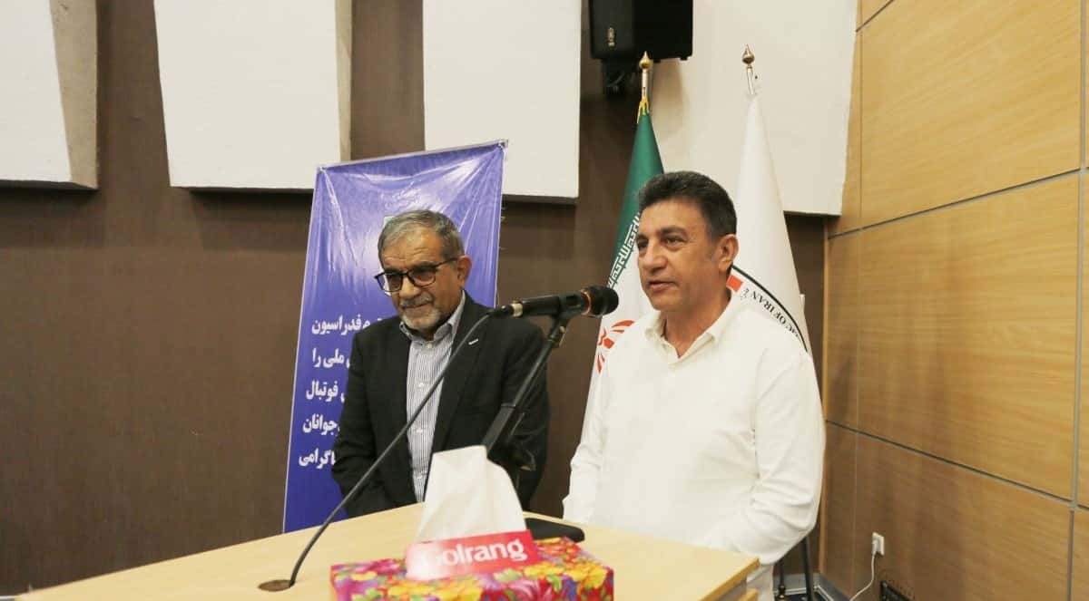 امیر قلعه نویی سرمربی تیم ملی فوتبال ایران در مراسم بدرقه تیم ملی نوجوانان در حال صحبت