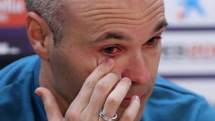 اشکهای اینیستا پس از اعلام خداحافظیاش از بارسلونا (عکس)