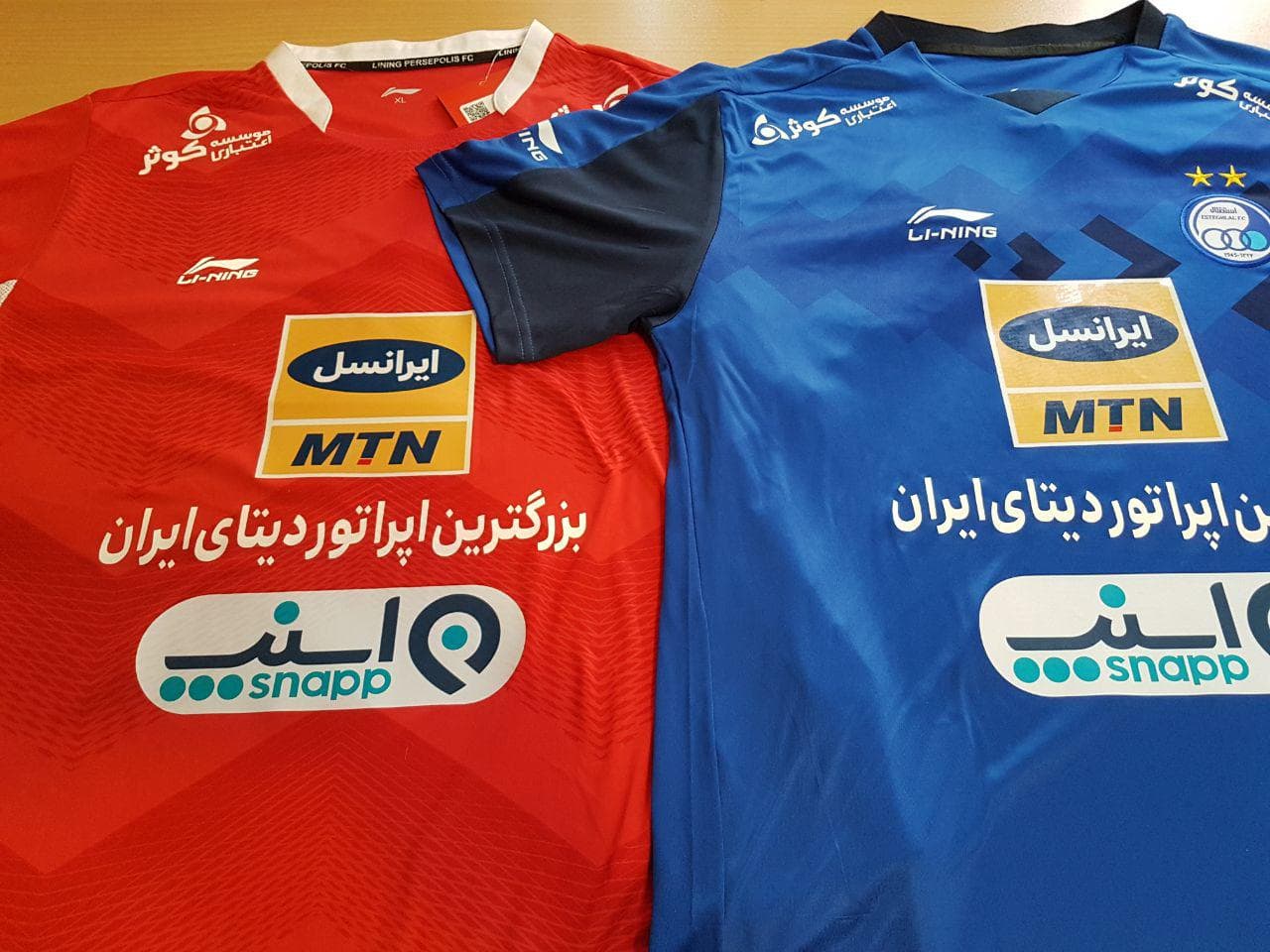رونمایی از پیراهن استقلال و پرسپولیس برای دربی فردا