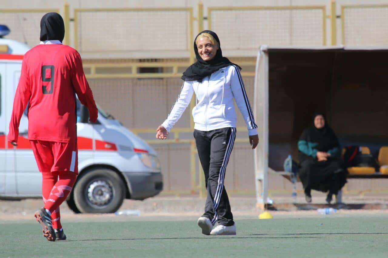 سرمربی تیم فوتبال بانوان شهرداری بم در گفتگو با طرفداری: کجای دنیا لیگ ۵۶ روز تعطیل میشود؟