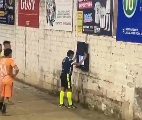 این روزها خیابانها هم آپگرید شدهاند! استفاده از VAR در فوتبال محلات