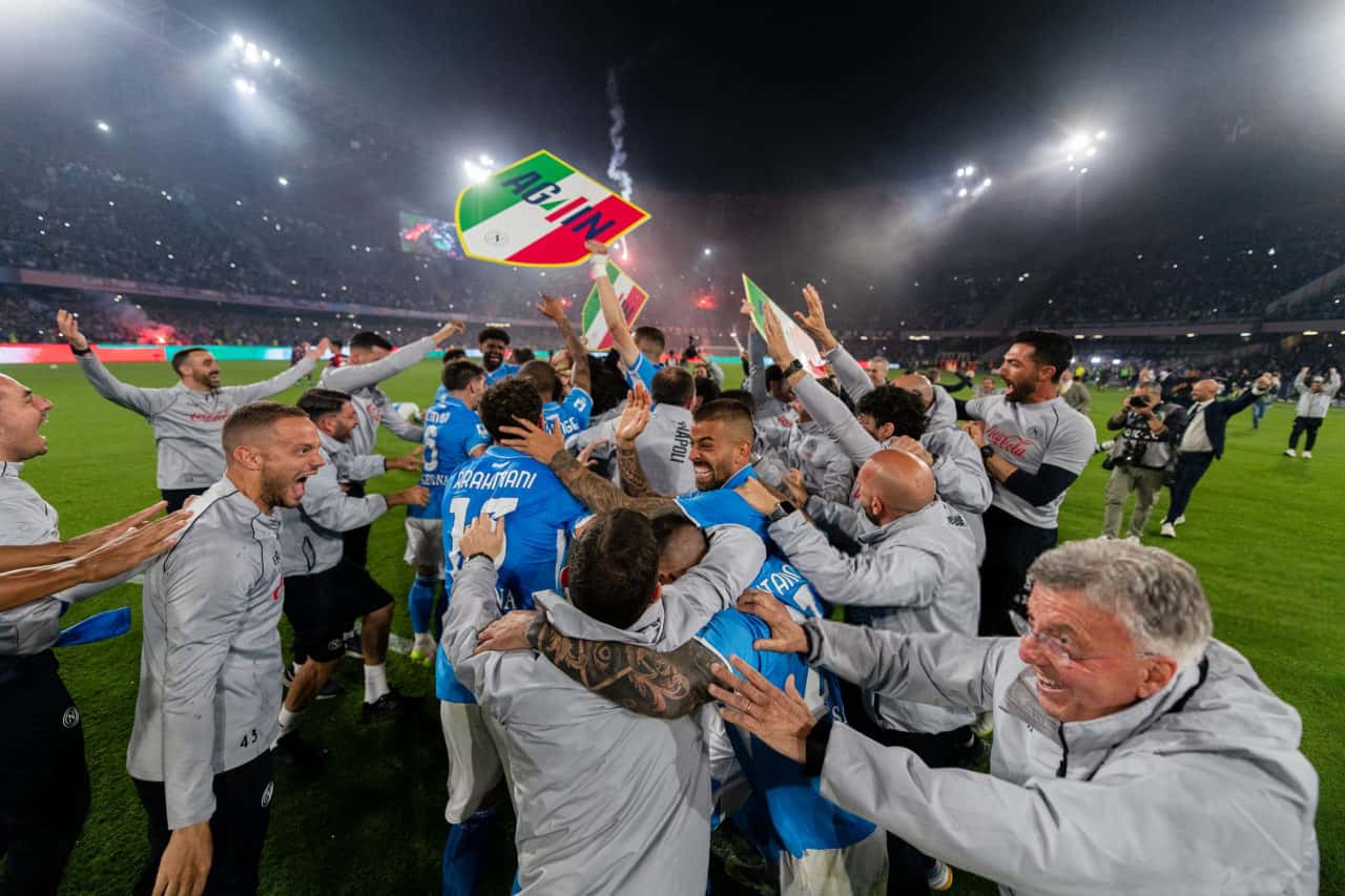 بازیکنان ناپولی پس از قهرمانی در سری آ فصل 25-2024