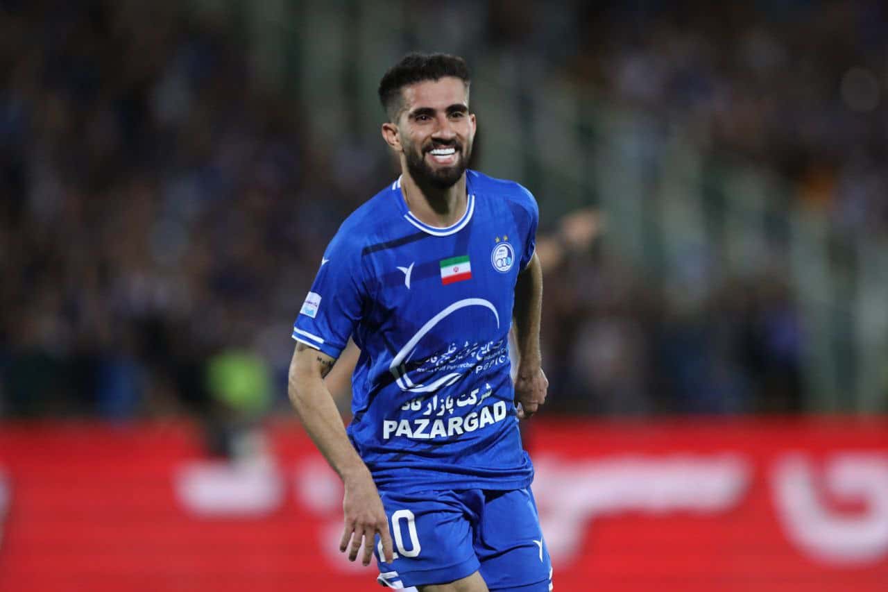 عکس از علیرضا کوشکی مهاجم استقلال پس از گل به صنعت نفت آبادان