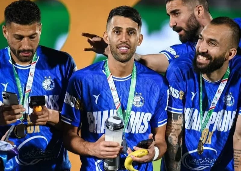 عکس از آرش رضاوند هافبک استقلال با شیر و موز