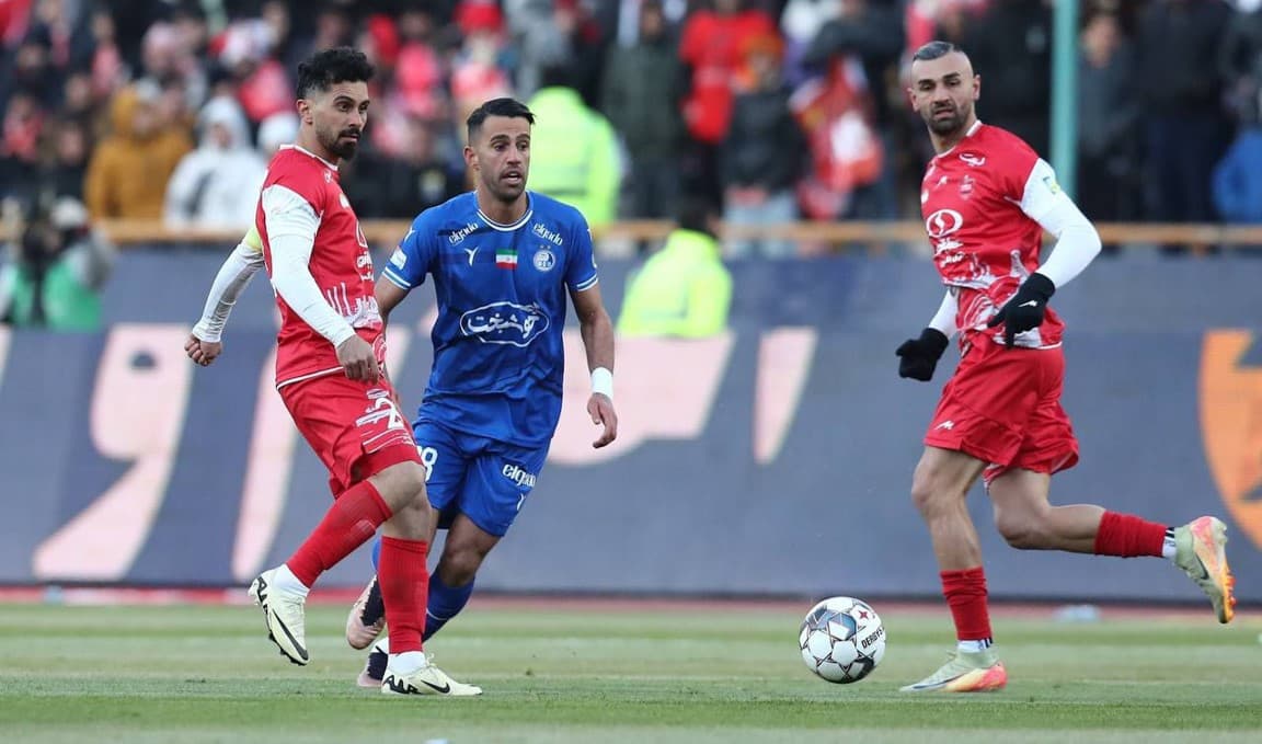 عکس از آرش رضاوند هافبک استقلال در بازی با پرسپولیس