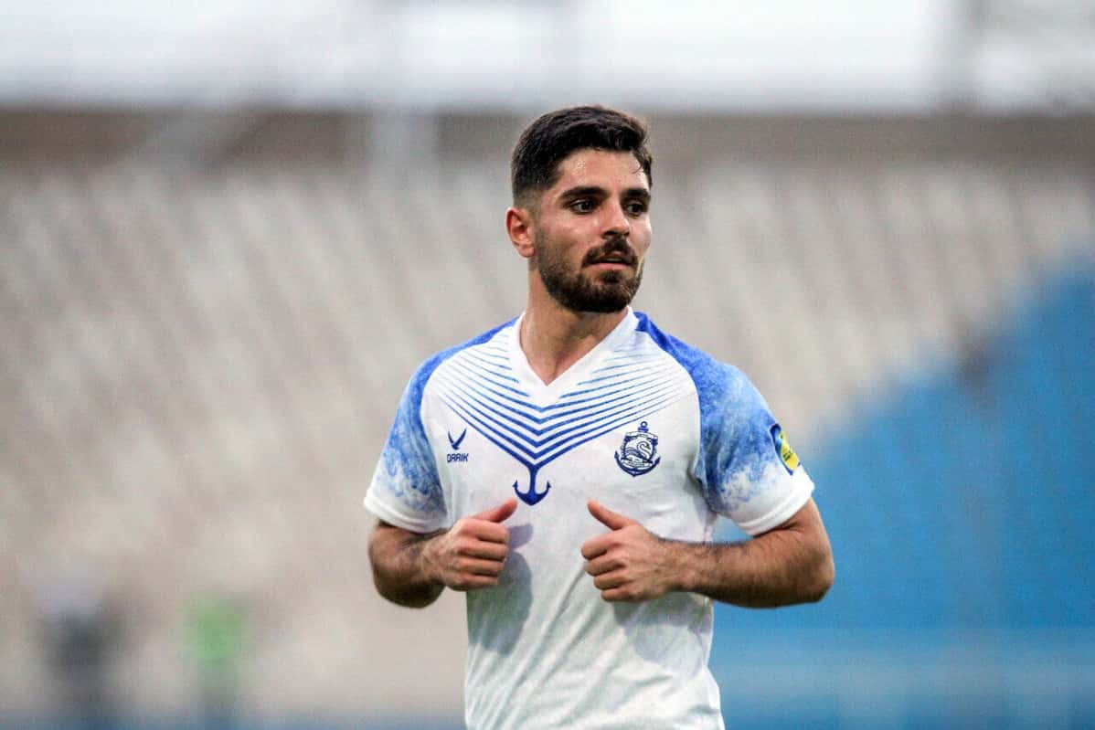 ضربه خطرناک محمد عمری که با مهار حسین حسینی همراه شد (استقلال 0-0 ملوان)