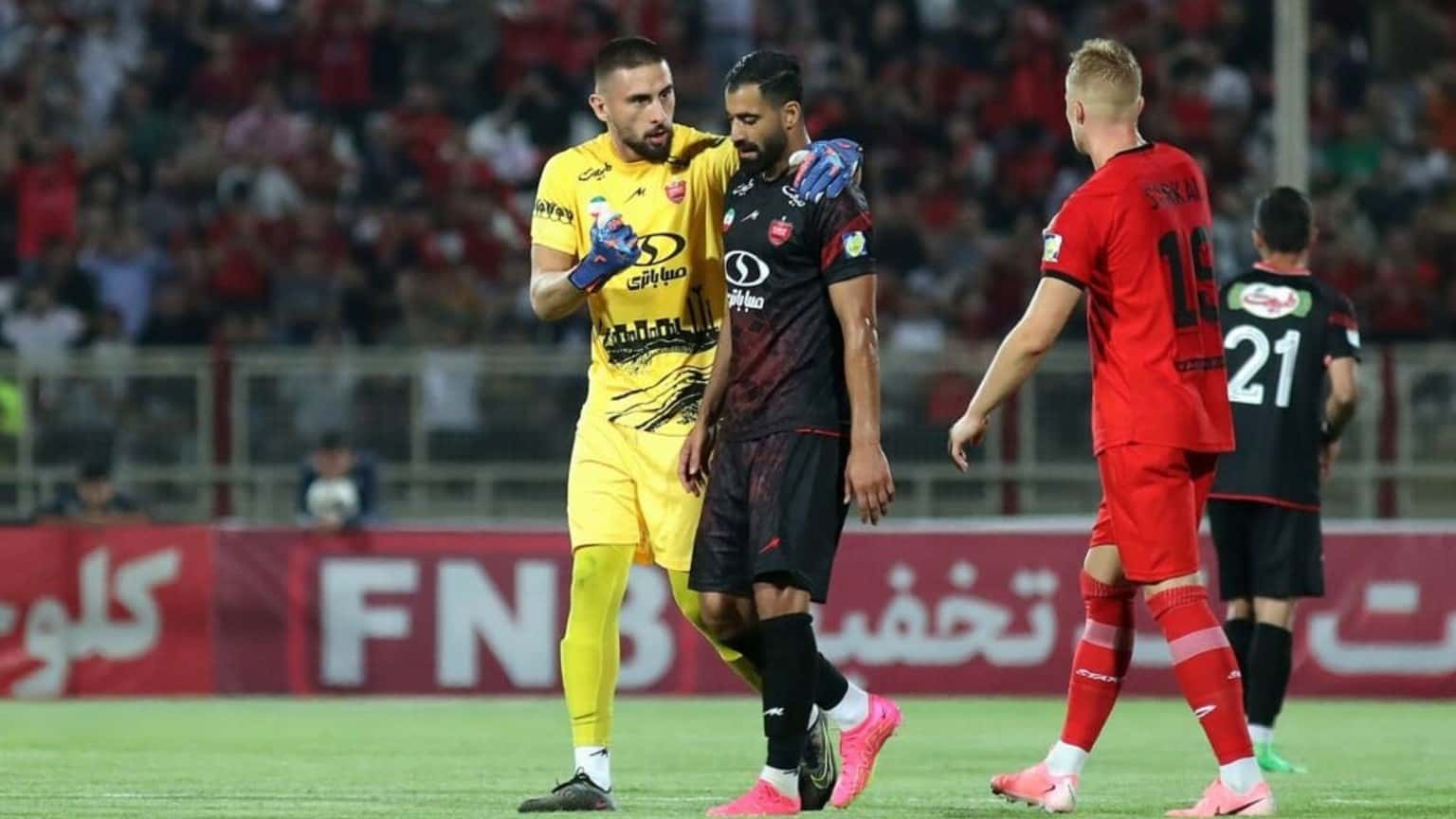 آلکسی گندوز دروازهبان الجزایری پرسپولیس تهران و محمدحسین کنعانی زادگان مدافع میانی پرسپولیس و تیم ملی ایران - بازی پرسپولیس و تراکتور - لیگ برتر ایران