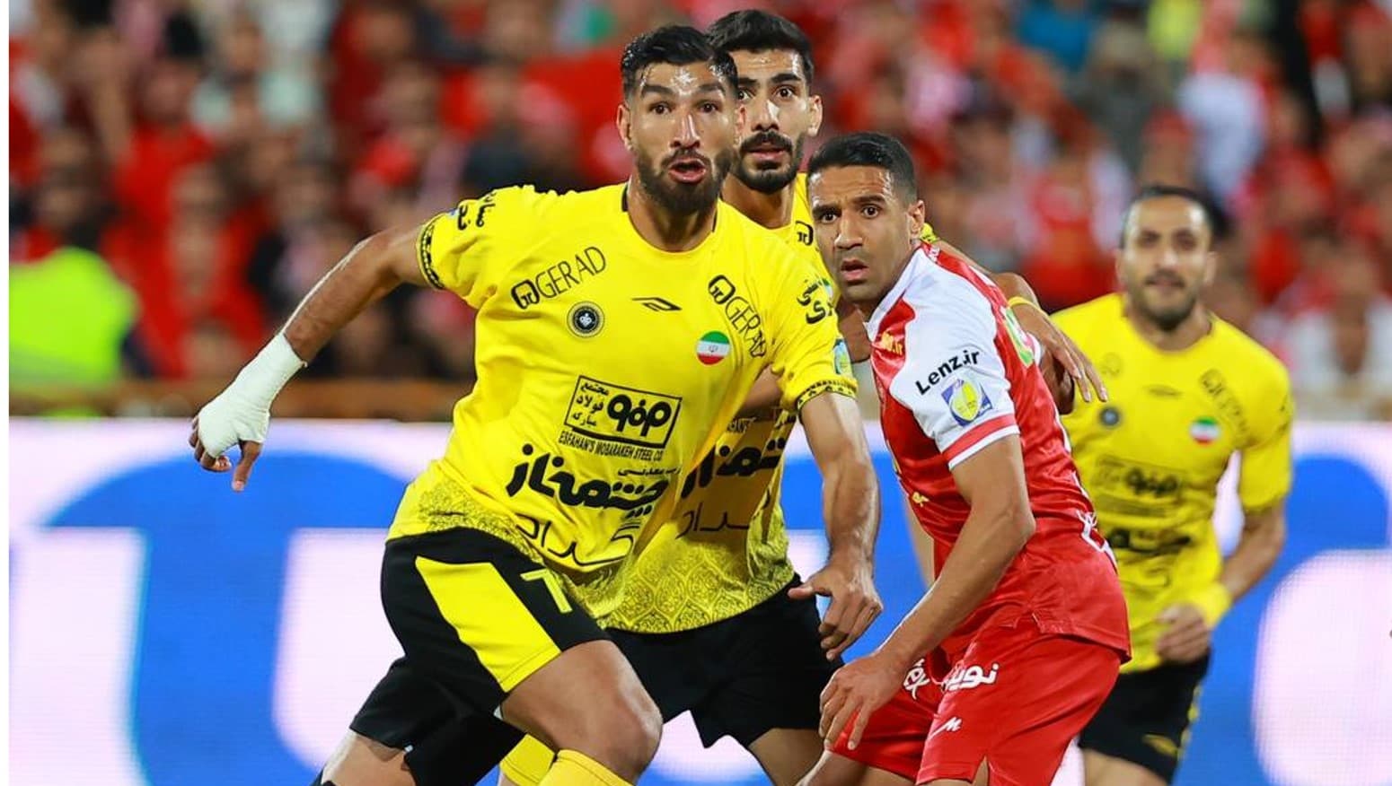 شهریار مغانلو مهاجم سابق پرسپولیس و سپاهان اصفهان بازیکن حال حاضر کلباء امارات و تیم ملی ایران - مسعود ریگی بازیکن سابق پرسپولیس تهران - بازی پرسپولیس و سپاهان در ورزشگاه آزادی - لیگ برتر ایران