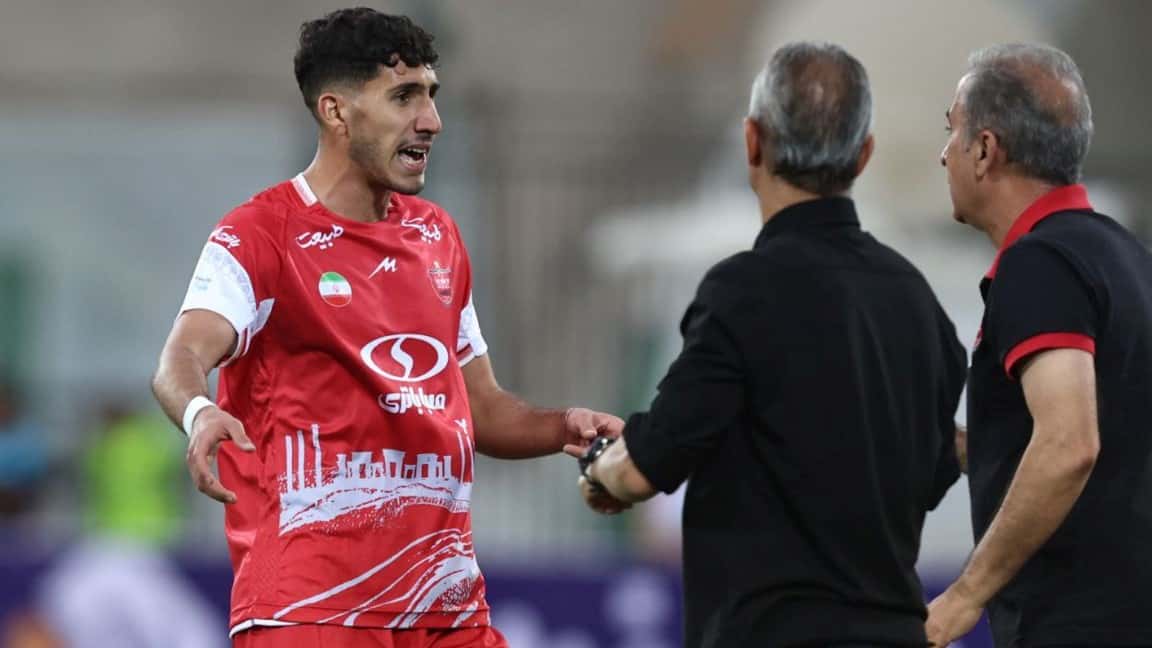 سهیل صحرائی مدافع تیم پرسپولیس تهران در دیدار برابر هوادار تهران در کنار اسماعیل کارتال سرمربی ترک پرسپولیس - لیگ برتر ایران