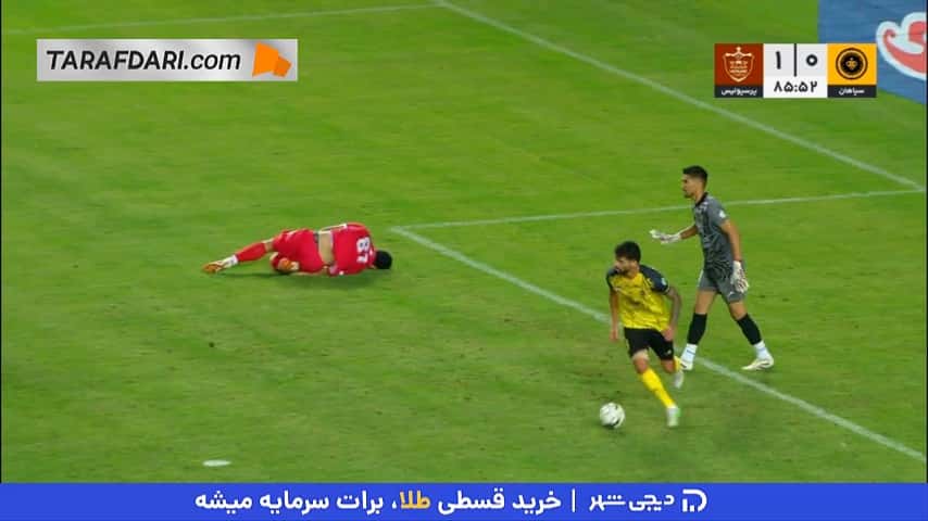 دو صحنه مشکوک در هر دو محوطه جریمه زمین که هیچ کدام از صحنهها پنالتی تشخیص داده نشد (سپاهان 0-1 پرسپولیس)
