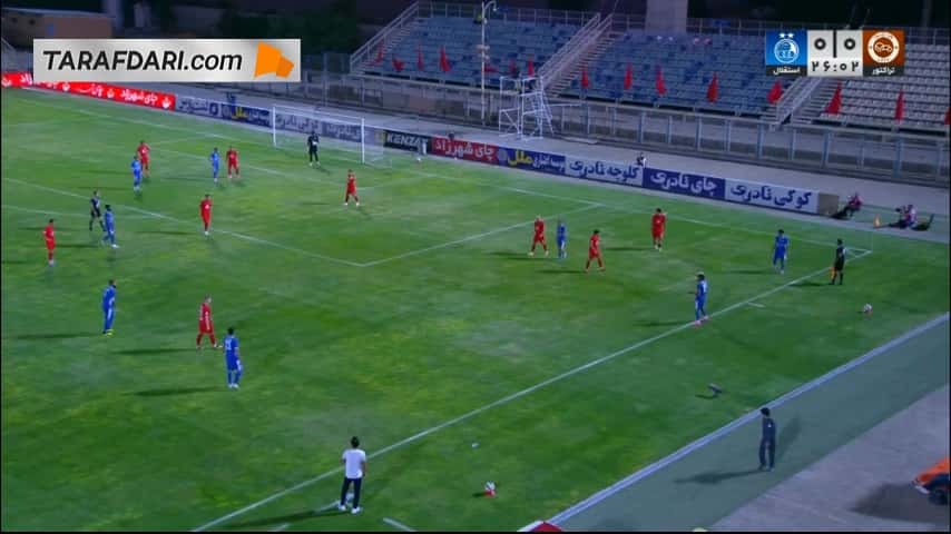 ضربه سر علیرضا کوشکی روی ارسال زیبای رامین رضاییان از کنار دروازه تراکتور به بیرون رفت (تراکتور 0-0 استقلال)