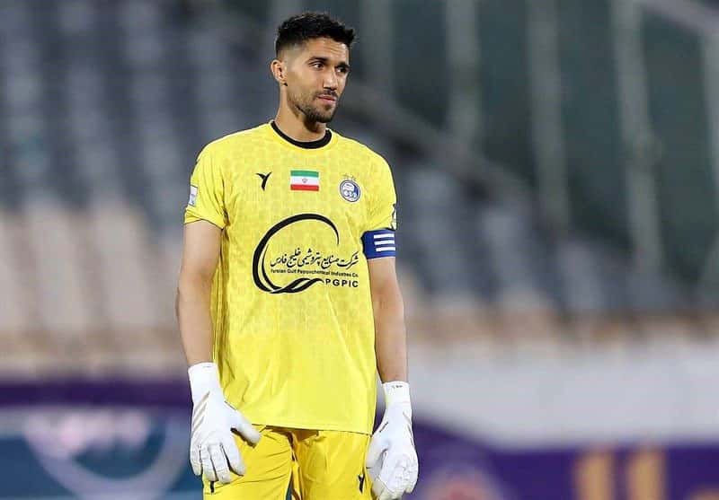 ورود سیدحسین حسینی به زمین مسابقه با واکنش هواداران پرسپولیس و سپاهان همراه شد