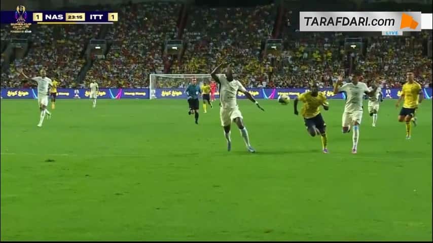 اخراج مستقیم سادیو مانه از زمین به دلیل خطا بر روی دروازهبان الاتحاد (النصر 1-1 الاتحاد)