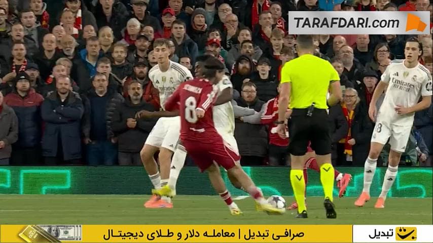برخورد توپ به دست اورلین شوامنی در محوطه جریمه که داور پس از بازبینی با VAR، اعتقادی به پنالتی نداشت (لیورپول 0-0 رئال مادرید)