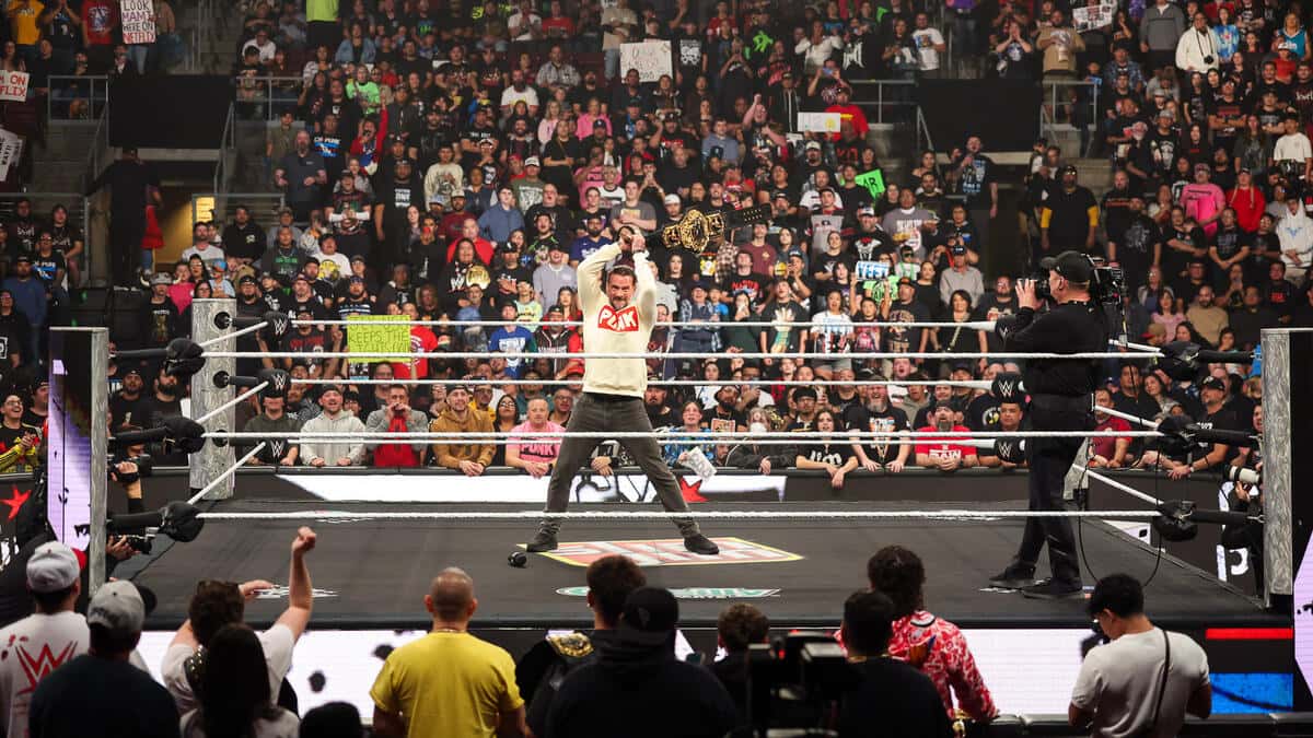 سی ام پانک، ستاره کشتی کج و WWE در شوی ماندی نایت راو