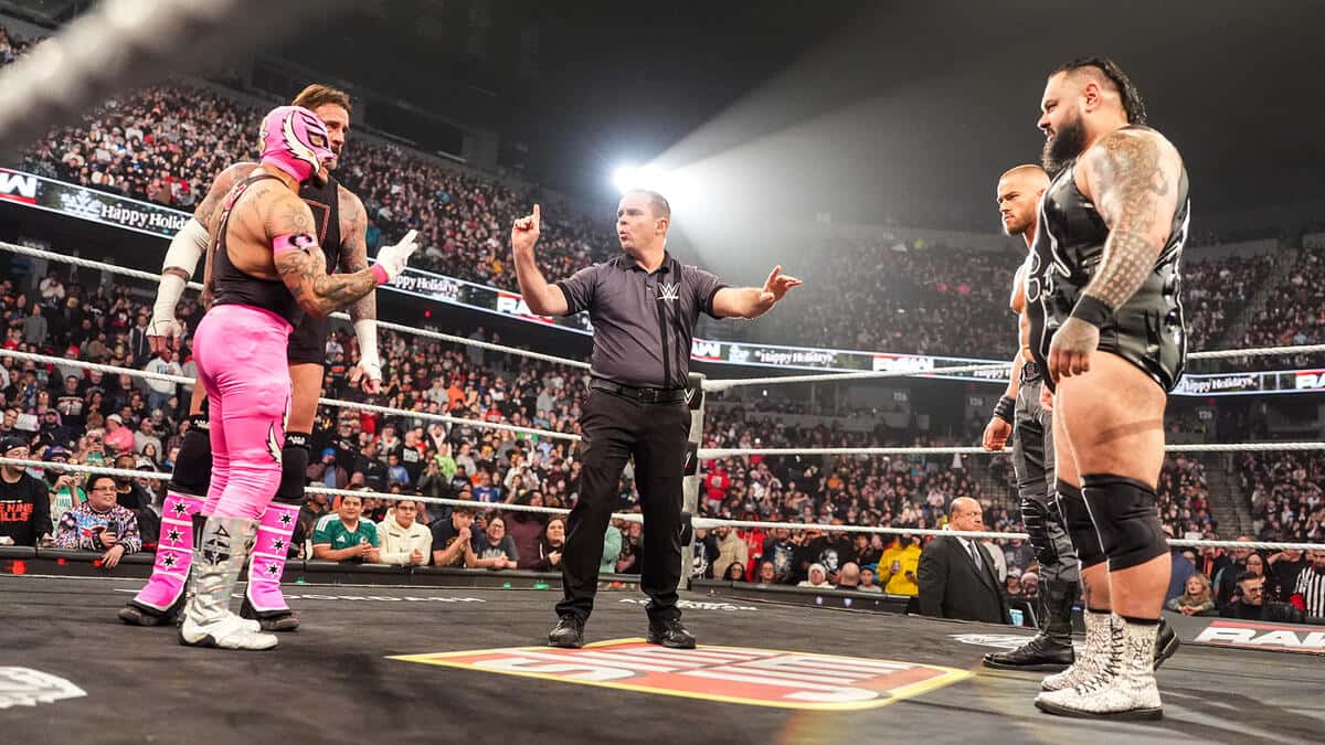 ری میستریو و سی ام پانک برابر برانسون رید و آستین تیوری در شوی کشتی کج ماندی نایت راو از WWE