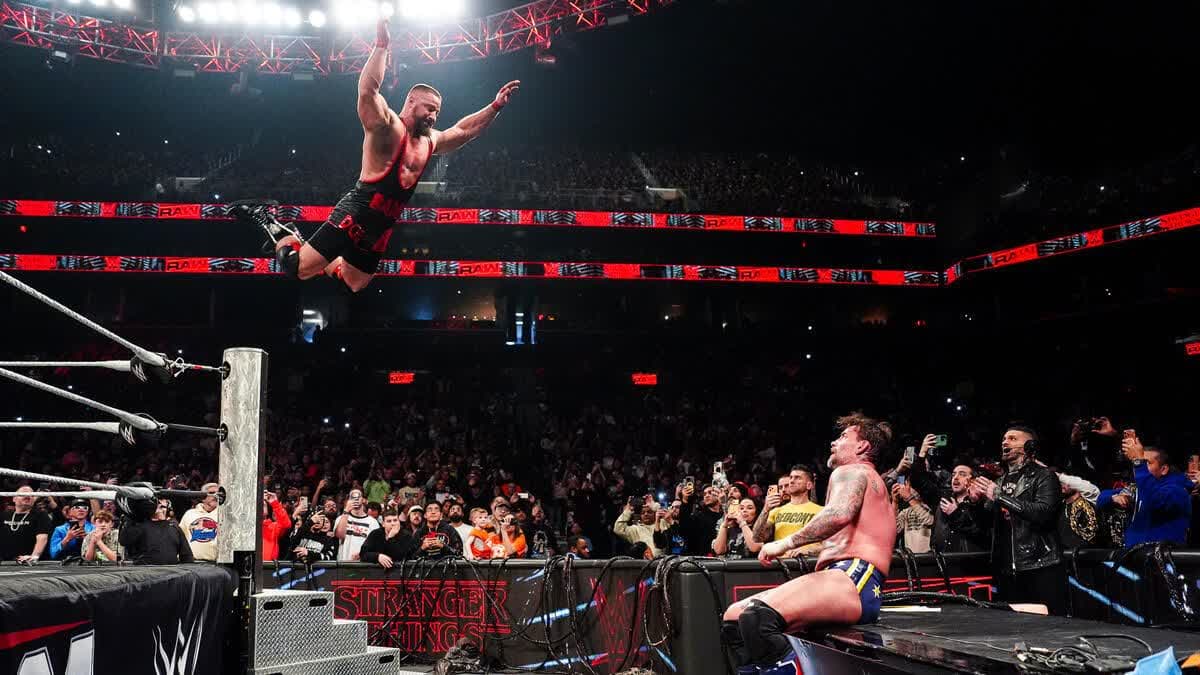 سی ام پانک و بران بریکر در شوی کشتی کج راو WWE