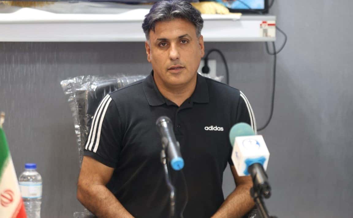 عکس از امیر خلیفه اصل سرمربی استقلال خوزستان در نشست خبری پیش از بازی مقابل استقلال