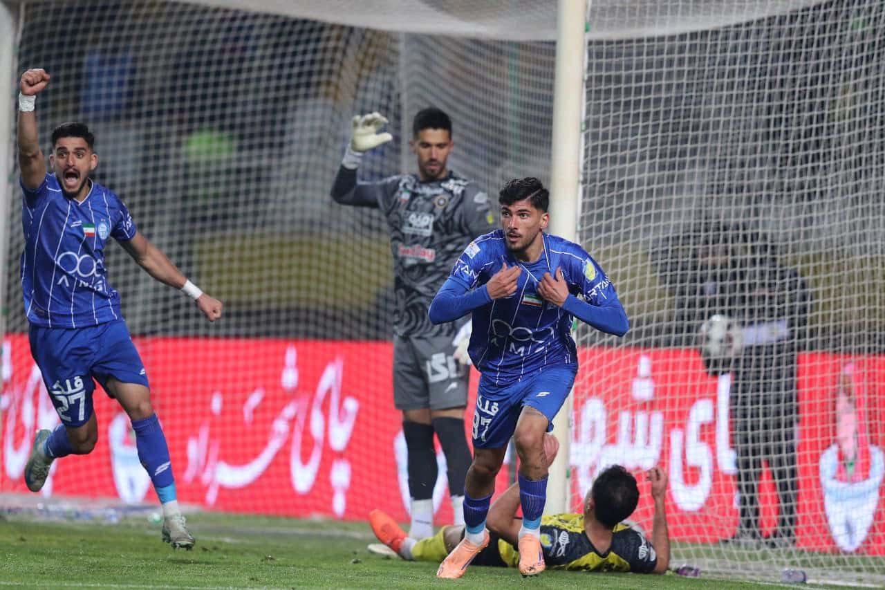 عکس از اسماعیل قلی زاده وینگر جوان استقلال پس از گل به سپاهان