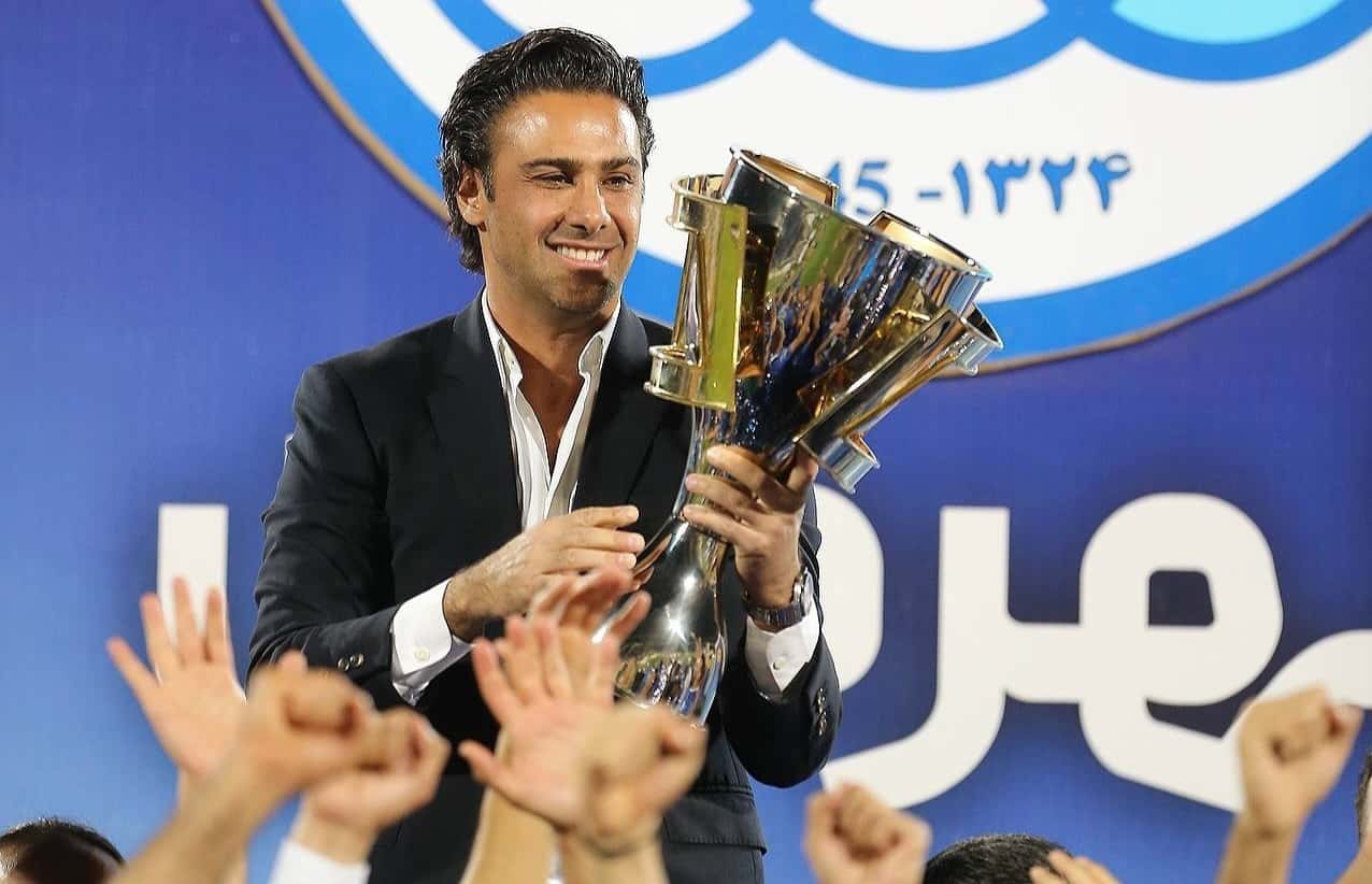 عکس از فرهاد مجیدی سرمربی استقلال و جام قهرمانی لیگ برتر
