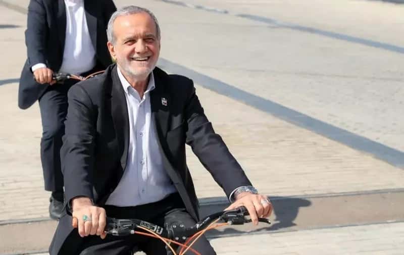 عکس از دوچرخهسواری مسعود پزشکیان در شهر اصفهان