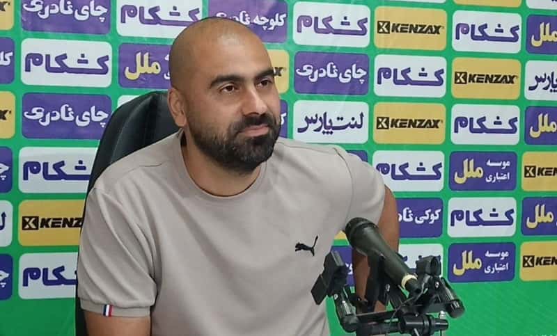 عکس از مازیار زارع سرمربی تیم ملوان در کنفرانس خبری بازی با پرسپولیس