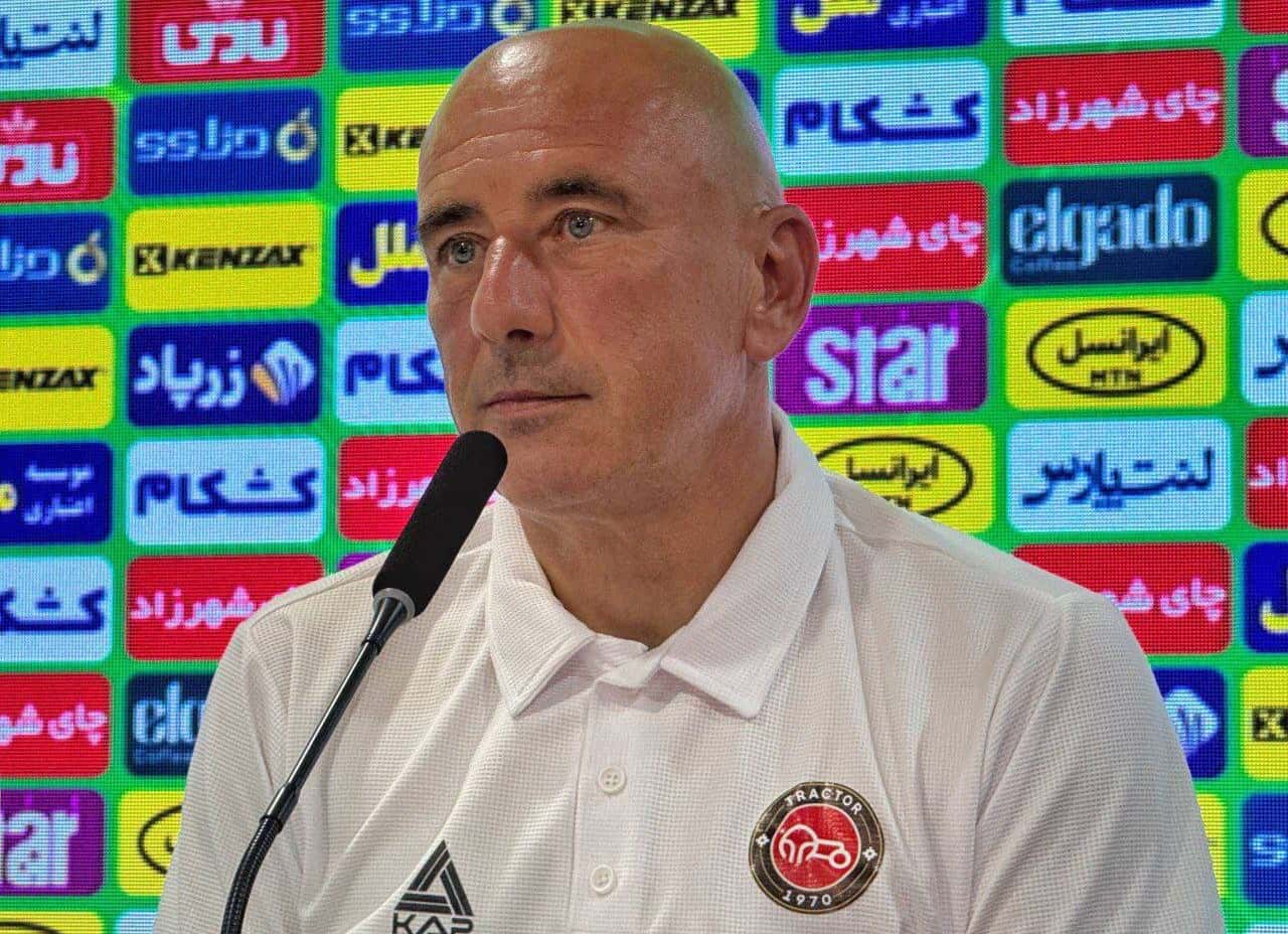 عکس از ویهکو میلتیچ مربی تراکتور در کنفرانس خبری