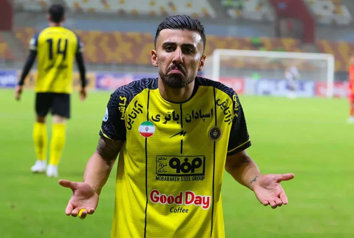 عکس از محمد عسکری مهاجم سپاهان پس از گل به فولاد