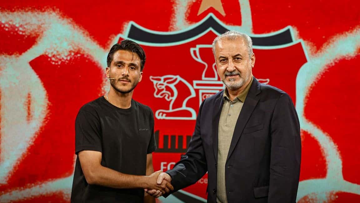عکس از محمدحسین صادقی و رضا درویش حین امضای قرارداد با پرسپولیس