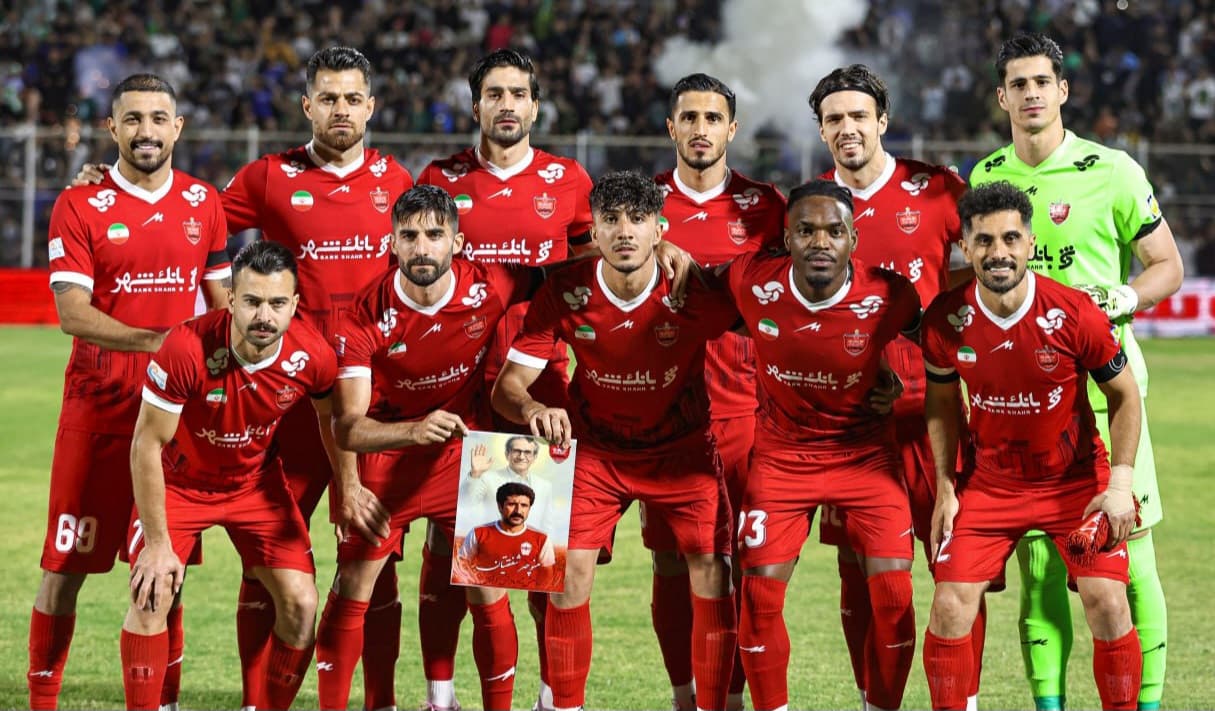 عکس تیمی از بازیکنان پرسپولیس پیش از بازی با خیبر