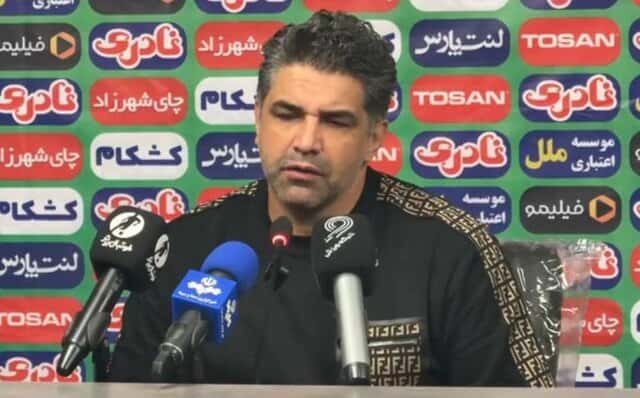 عکس از پیروز قربانی سرمربی فجرسپاسی در کنفرانس خبری