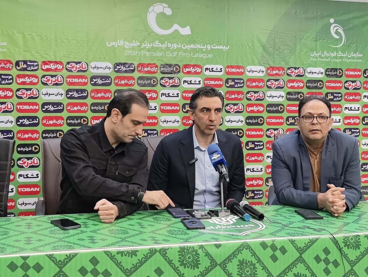 عکس از سیدمهدی رحمتی سرمربی خیبر در کنفرانس خبری
