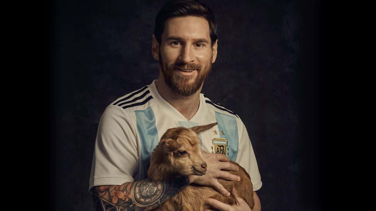 لیونل مسی و در آغوش گرفتن یک بز به عنوان GOAT